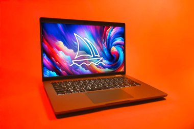 Prag, Çek Cumhuriyeti - 08 01 2025: Üniforma arka planda bir dizüstü bilgisayar Midtrip logosunu gösterir. Midtrip yapay zeka ürünü resimler ve sanat için bir platformdur..