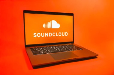 Prag, Çek Cumhuriyeti - 08 01 2025: Arka planda bulunan bir dizüstü bilgisayarda SoundCloud logosu görülüyor. SoundCloud müzik paylaşımı ve yayını için bir platformdur..