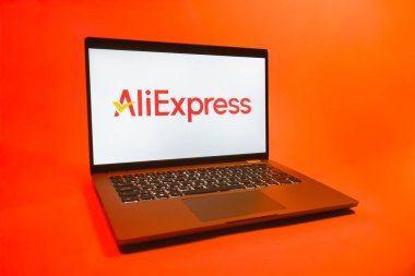 Prag, Çek Cumhuriyeti - 08 01 2025: Tek tip bir arkaplanda bir dizüstü bilgisayar AliExpress logosunu gösterir. AliExpress, küresel çapta bir alışveriş ürünleri çevrimiçi pazarıdır..