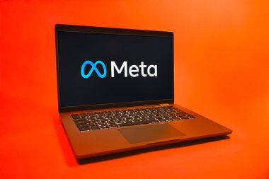 Prag, Çek Cumhuriyeti - 08 01 2025: Tek tip arkaplanda bir dizüstü bilgisayar Meta logosunu gösterir. Meta, Facebook ve Instagram gibi sosyal platformlar sunan bir şirket..
