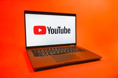 Prag, Çek Cumhuriyeti - 08 01 2025: Üniforma arka planda bir dizüstü bilgisayar Youtube logosunu gösterir. Youtube dünya çapında videoları izlemek ve paylaşmak için bir platform.