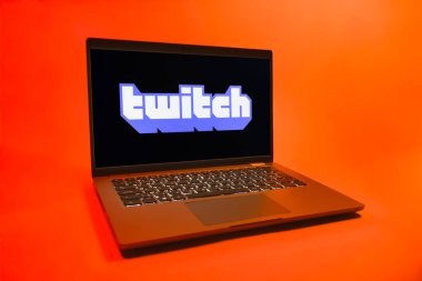 Prag, Çek Cumhuriyeti - 08 01 01 2025: Tek tip arkaplanda bir dizüstü bilgisayar Twitch logosunu gösteriyor. Twitch canlı yayın oyunları ve içeriği için bir platformdur.