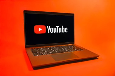 Prag, Çek Cumhuriyeti - 08 01 2025: Üniforma arka planda bir dizüstü bilgisayar Youtube logosunu gösterir. Youtube dünya çapında videoları izlemek ve paylaşmak için bir platform.