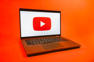 Prag, Çek Cumhuriyeti - 08 01 2025: Üniforma arka planda bir dizüstü bilgisayar Youtube logosunu gösterir. Youtube dünya çapında videoları izlemek ve paylaşmak için bir platform.