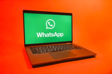 Prag, Çek Cumhuriyeti - 08 01 2025: Uniforma arka planda bir dizüstü bilgisayar WhatsApp logosunu gösterir. WhatsApp mesaj, çağrı ve medya göndermek için bir uygulamadır.