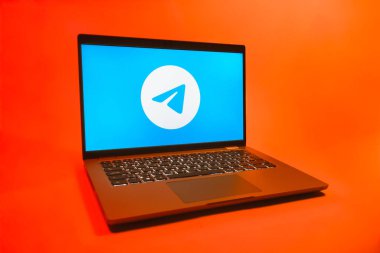 Prag, Çek Cumhuriyeti - 08 01 2025: Tek tip arkaplanda bir dizüstü bilgisayar Telegram logosunu gösterir. Telgraf hızlı ve güvenli iletiler için bir uygulamadır.