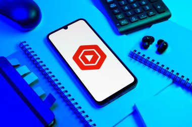 Prag, Çek Cumhuriyeti - 08 18 2025: Merkezinde Youtube Studio logosu bulunan bir cep telefonu ile ofis malzemeleri düzenlemesi. Youtube Studio YouTube kanallarını yönetmek ve analiz etmek için bir platformdur.