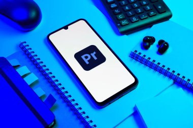 Prag, Çek Cumhuriyeti - 08 18 2025: Merkezinde Pro logosu sergilenen bir cep telefonu ile ofis malzemeleri düzenlemesi. Pro profesyonel video düzenleme için bir yazılımdır..