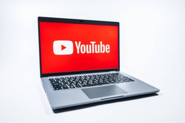 Prag, Çek Cumhuriyeti - 08 01 2025: Üniforma arka planda bir dizüstü bilgisayar Youtube logosunu gösterir. Youtube dünya çapında videoları izlemek ve paylaşmak için bir platform.