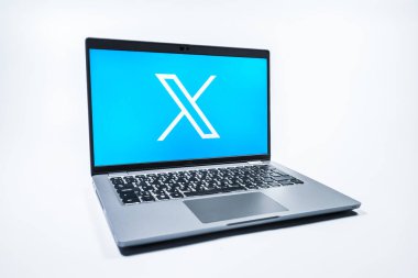 Prag, Çek Cumhuriyeti - 08 01 2025: Tek tip arka planda bir dizüstü bilgisayar X logosunu gösterir. X, kısa gönderileri ve güncellemeleri paylaşmak için bir platformdur.
