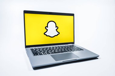 Prag, Çek Cumhuriyeti - 08 01 2025: Tek tip arkaplanda bir dizüstü bilgisayar Snapchat logosunu gösterir. Snapchat fotoğraf, video ve geçici mesajlar göndermek için bir uygulamadır.