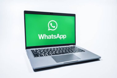 Prag, Çek Cumhuriyeti - 08 01 2025: Uniforma arka planda bir dizüstü bilgisayar WhatsApp logosunu gösterir. WhatsApp mesaj, çağrı ve medya göndermek için bir uygulamadır.