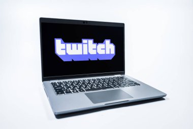 Prag, Çek Cumhuriyeti - 08 01 01 2025: Tek tip arkaplanda bir dizüstü bilgisayar Twitch logosunu gösteriyor. Twitch canlı yayın oyunları ve içeriği için bir platformdur.