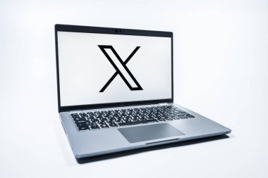 Prag, Çek Cumhuriyeti - 08 01 2025: Tek tip arka planda bir dizüstü bilgisayar X logosunu gösterir. X, kısa gönderileri ve güncellemeleri paylaşmak için bir platformdur.