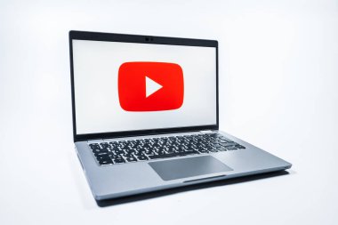 Prag, Çek Cumhuriyeti - 08 01 2025: Üniforma arka planda bir dizüstü bilgisayar Youtube logosunu gösterir. Youtube dünya çapında videoları izlemek ve paylaşmak için bir platform.
