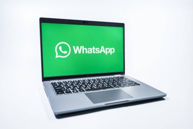 Prag, Çek Cumhuriyeti - 08 01 2025: Uniforma arka planda bir dizüstü bilgisayar WhatsApp logosunu gösterir. WhatsApp mesaj, çağrı ve medya göndermek için bir uygulamadır.
