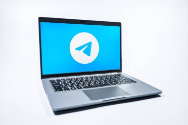 Prag, Çek Cumhuriyeti - 08 01 2025: Tek tip arkaplanda bir dizüstü bilgisayar Telegram logosunu gösterir. Telgraf hızlı ve güvenli iletiler için bir uygulamadır.