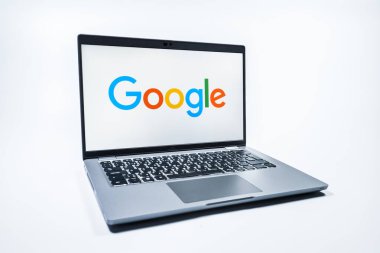 Prag, Çek Cumhuriyeti - 08 01 2025: Tek bir arkaplanda bir dizüstü bilgisayar Google logosunu gösterir. Google bilgi için bir arama motoru ve teknoloji platformudur.