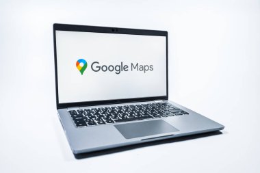 Prag, Çek Cumhuriyeti - 08 01 2025: Google Maps logosunu gösteren bir dizüstü bilgisayar. Google Maps haritalar, navigasyon ve konum hizmetleri için bir platformdur.