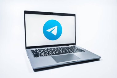 Prag, Çek Cumhuriyeti - 08 01 2025: Tek tip arkaplanda bir dizüstü bilgisayar Telegram logosunu gösterir. Telgraf hızlı ve güvenli iletiler için bir uygulamadır.