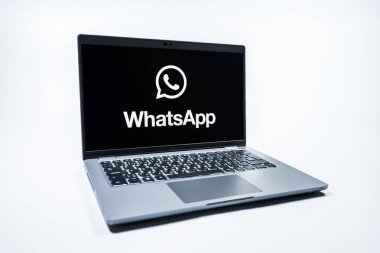 Prag, Çek Cumhuriyeti - 08 01 2025: Uniforma arka planda bir dizüstü bilgisayar WhatsApp logosunu gösterir. WhatsApp mesaj, çağrı ve medya göndermek için bir uygulamadır.