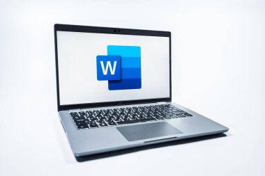 Prag, Çek Cumhuriyeti - 08 01 2025: Uniforma arka planda bir dizüstü bilgisayar Word logosunu gösterir. Word belge yaratmak ve düzenlemek için bir yazılımdır..