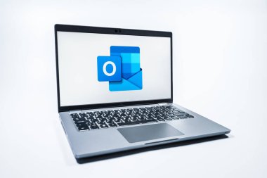 Prag, Çek Cumhuriyeti - 08 01 2025: Tek tip arkaplanda bir dizüstü bilgisayar Outlook logosunu gösterir. Outlook iletileri göndermek ve yönetmek için bir e- posta platformudur.