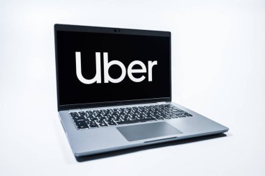 Prag, Çek Cumhuriyeti - 08 01 2025: Üniforma arka planda bir dizüstü bilgisayar Uber logosunu gösteriyor. Uber ulaşım ve dağıtım hizmetleri için bir gezinti selamlama uygulaması.