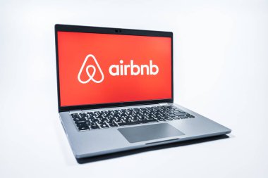 Prag, Çek Cumhuriyeti - 08 01 2025: Airbnb logosunu gösteren bir dizüstü bilgisayar. Airbnb dünya çapında kısa vadeli konaklama için bir platformdur..