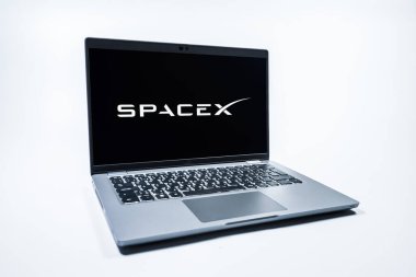 Prag, Çek Cumhuriyeti - 08 01 2025: Uniforma arka planda bir dizüstü bilgisayar SpaceX logosunu gösterir. SpaceX uzay keşfi ve roket fırlatmaları için özel bir şirkettir..