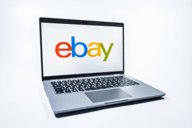 Prag, Çek Cumhuriyeti - 08 01 01 2025: Ebay logosunu gösteren bir dizüstü bilgisayar. eBay, mal alıp satmak için çevrimiçi bir pazardır..