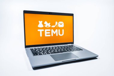 Prag, Çek Cumhuriyeti - 08 01 2025: Temu logosunu gösteren bir dizüstü bilgisayar. Temu çevrimiçi uygun fiyatlı ürünler için bir e-ticaret platformudur..