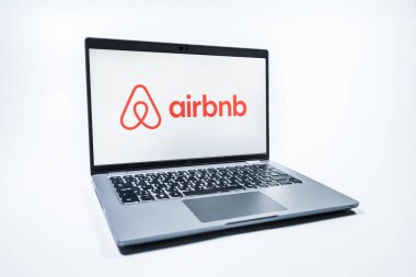 Prag, Çek Cumhuriyeti - 08 01 2025: Airbnb logosunu gösteren bir dizüstü bilgisayar. Airbnb dünya çapında kısa vadeli konaklama için bir platformdur..