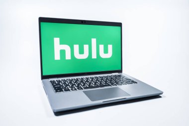 Prag, Çek Cumhuriyeti - 08 01 2025: Tek bir arkaplanda bir dizüstü bilgisayar Hulu logosunu gösteriyor. Hulu TV şovları, filmler ve canlı TV için bir yayın platformu..