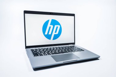 Prag, Çek Cumhuriyeti - 08 01 2025: Tek bir arkaplanda Hewlett-Packard logosunu gösteren bir dizüstü bilgisayar. Hewlett-Packard bilgisayar ve yazıcı üreten bir teknoloji şirketidir..