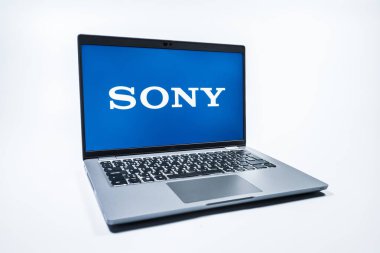 Prag, Çek Cumhuriyeti - 08 01 2025: Sony logosunu gösteren bir dizüstü bilgisayar. Sony elektronik, oyun ve eğlence üreten bir teknoloji şirketidir..