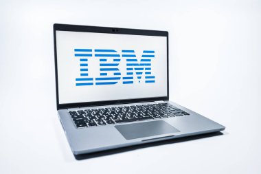 Prag, Çek Cumhuriyeti - 08 01 2025: Üniforma arka planda bir dizüstü bilgisayar IBM logosunu gösteriyor. IBM yazılım, donanım ve danışmanlık sunan bir teknoloji şirketidir..