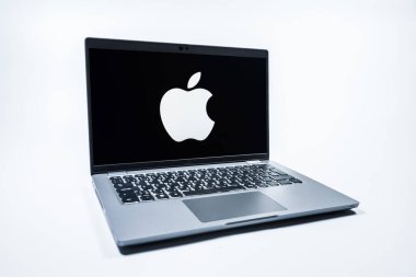 Prag, Çek Cumhuriyeti - 08 01 2025: Uniforma arka planda bir dizüstü bilgisayar Apple logosunu gösterir. Apple iPhone, bilgisayar ve hizmet üreten bir teknoloji şirketidir..