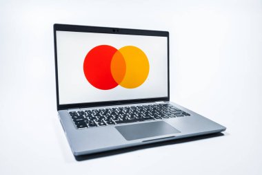 Prag, Çek Cumhuriyeti - 08 01 2025: Tek tip arkaplanda bir dizüstü bilgisayar Mastercard logosunu gösterir. Mastercard ödeme kartları ve hizmetler sağlayan bir finans şirketidir..