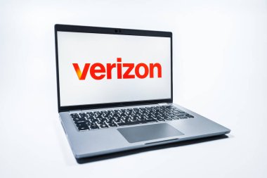 Prag, Çek Cumhuriyeti - 08 01 2025: Üniforma arka planda bir dizüstü bilgisayar Verizon logosunu gösterir. Verizon, kablosuz ve geniş bant hizmetleri sağlayan bir telekom şirketidir..