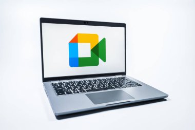 Prag, Çek Cumhuriyeti - 08 01 2025: Google Meet logosunu gösteren bir dizüstü bilgisayar. Google Meet video toplantıları ve çevrimiçi işbirliği için bir platformdur.