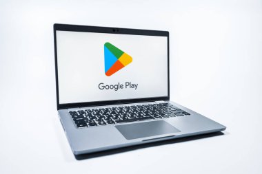 Prag, Çek Cumhuriyeti - 08 01 2025: Tek tip arka planda bir dizüstü bilgisayar Google Play logosunu gösterir. Google Play uygulamaları, oyunları ve dijital içeriği indirmek için bir platformdur.