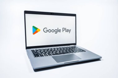 Prag, Çek Cumhuriyeti - 08 01 2025: Tek tip arka planda bir dizüstü bilgisayar Google Play logosunu gösterir. Google Play uygulamaları, oyunları ve dijital içeriği indirmek için bir platformdur.