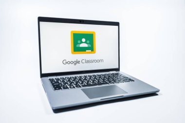 Prag, Çek Cumhuriyeti - 08 01 2025: Tek tip arkaplanda bir dizüstü bilgisayar Google Sınıfı logosunu gösterir. Google Sınıfı, sınıfları ve eğitim içeriğini yönetmek için bir platformdur.