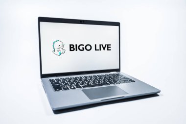 Prag, Çek Cumhuriyeti - 08 01 2025: Bigo Live logosunu gösteren bir dizüstü bilgisayar. Bigo Live canlı yayın ve sosyal etkileşim için bir platformdur.