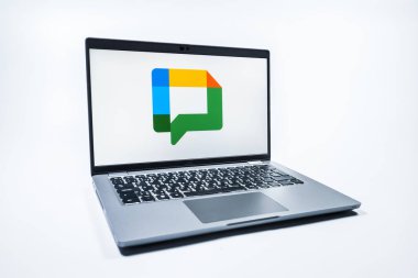 Prag, Çek Cumhuriyeti - 08 01 2025: Google Chat logosunu gösteren bir dizüstü bilgisayar. Google Chat mesajlaşma ve takım işbirliği için bir platformdur.