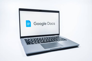Prag, Çek Cumhuriyeti - 08 01 2025: Tek bir arka planda bir dizüstü bilgisayar Google Docs logosunu gösterir. Google Docs metin belgeleri oluşturmak ve düzenlemek için bir platformdur.