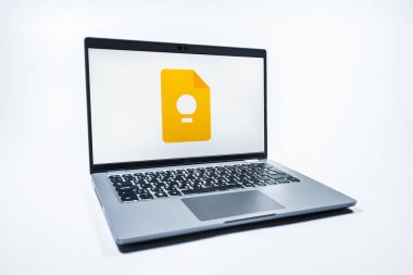 Prag, Çek Cumhuriyeti - 08 01 2025: Google Keep logosunu gösteren bir dizüstü bilgisayar. Google Keep notlar, listeler ve hatırlatıcılar için bir platformdur.