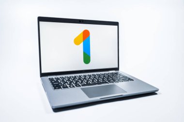 Prag, Çek Cumhuriyeti - 08 01 2025: Tek bir arkaplanda bir dizüstü bilgisayar Google One logosunu gösterir. Google 1 bulut depolama ve abonelik hizmetleri için bir platformdur.