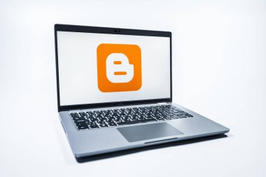 Prag, Çek Cumhuriyeti - 08 01 2025: Üniforma arka planda bir dizüstü bilgisayar Blogger logosunu gösterir. Blogger blog oluşturma ve yayınlama için bir platformdur.